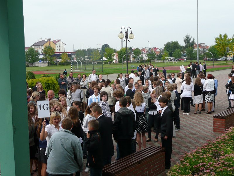 P1070665.JPG - Oczekiwanie uczniów na nowych wychowawców