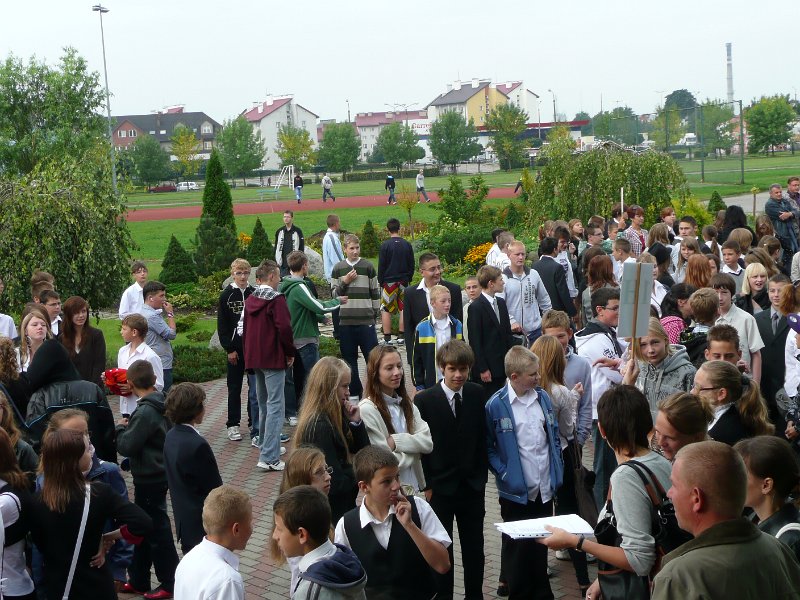 P1070666.JPG - oczekiwanie uczniów na nowych wychowawców