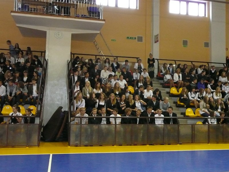 P1070682.JPG - młodzież na apelu